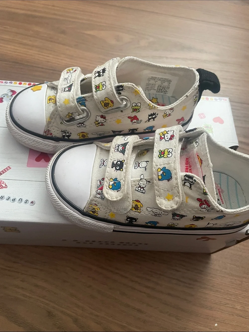 Hello Kitty Converse